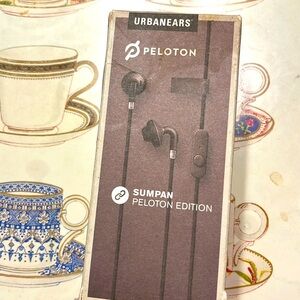 Peloton sumpan earbuds with clip and volumn control